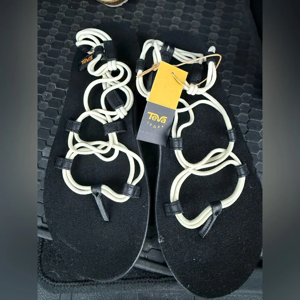 NWT! NEVER WORN! Teva Women's Voya Infinity Strappy Sandals - Black & White - Picture 8 of 9